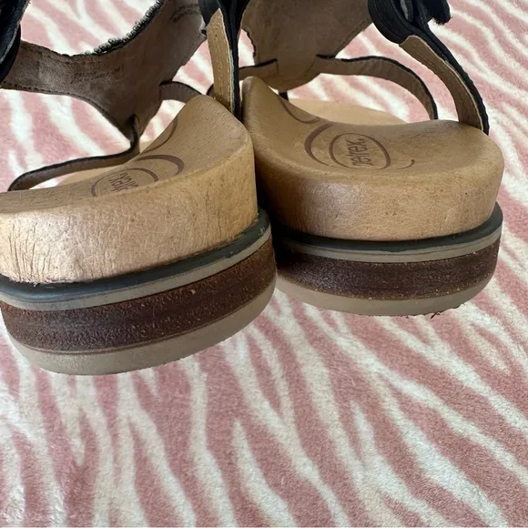 Aetrex Sheila Brown Leather Beaded/Studded Thong Sandal size 39 Euro or 8.5 US