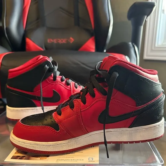Air Jordan 1 mid reverse black red size 6Y