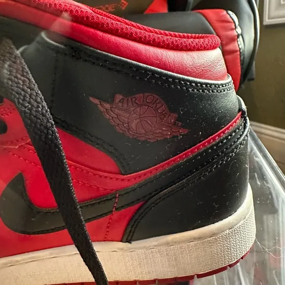 Air Jordan 1 mid reverse black red size 6Y