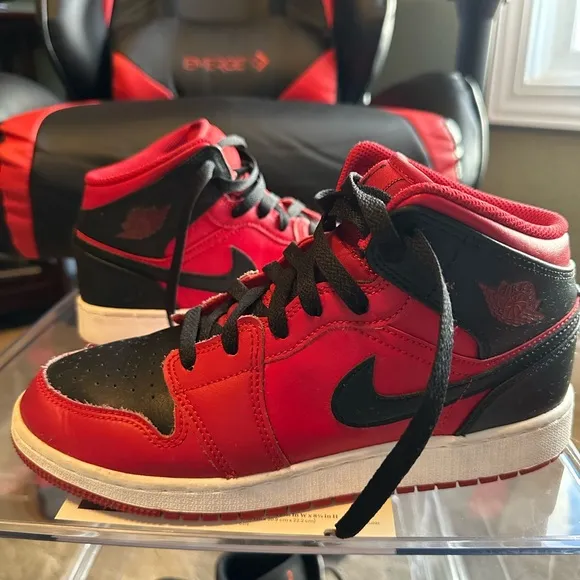 Air Jordan 1 mid reverse black red size 6Y