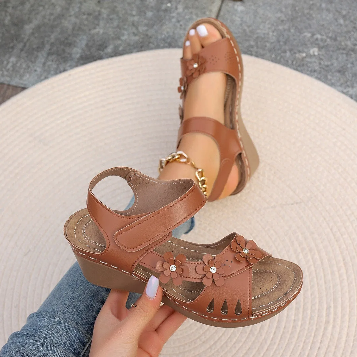 Marlis | Women's platform sandals with soft sole and floral pattern